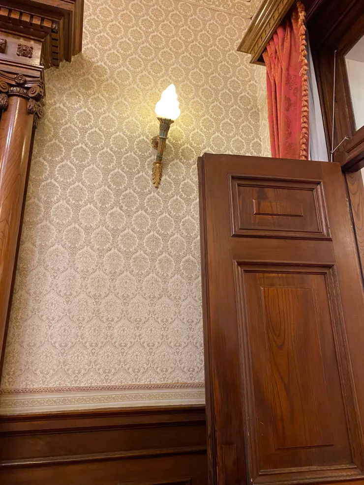 牆上的立體壁紙很美