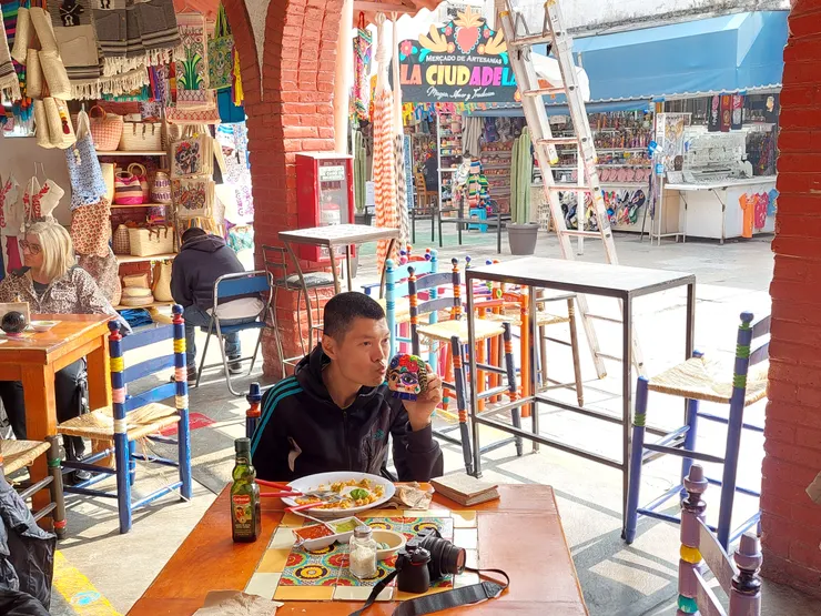 Mercado de Artesanias La Ciudadel 中央的餐廳