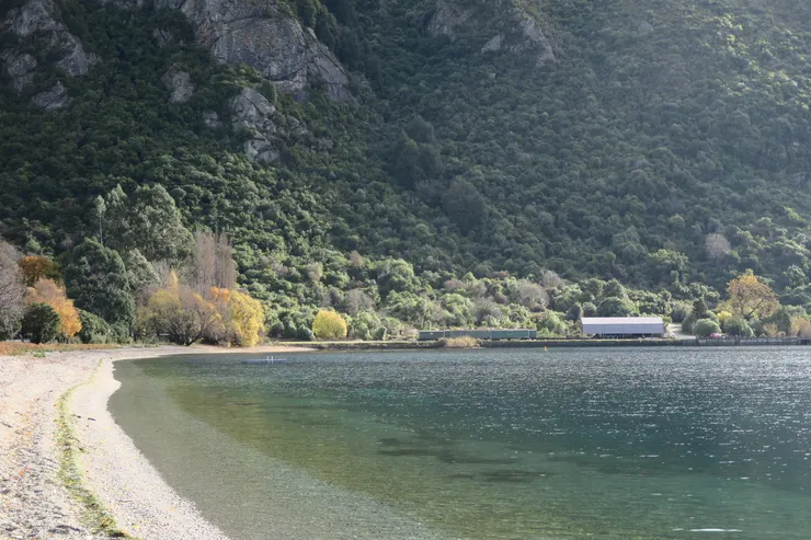 停在火車站旁的貨車