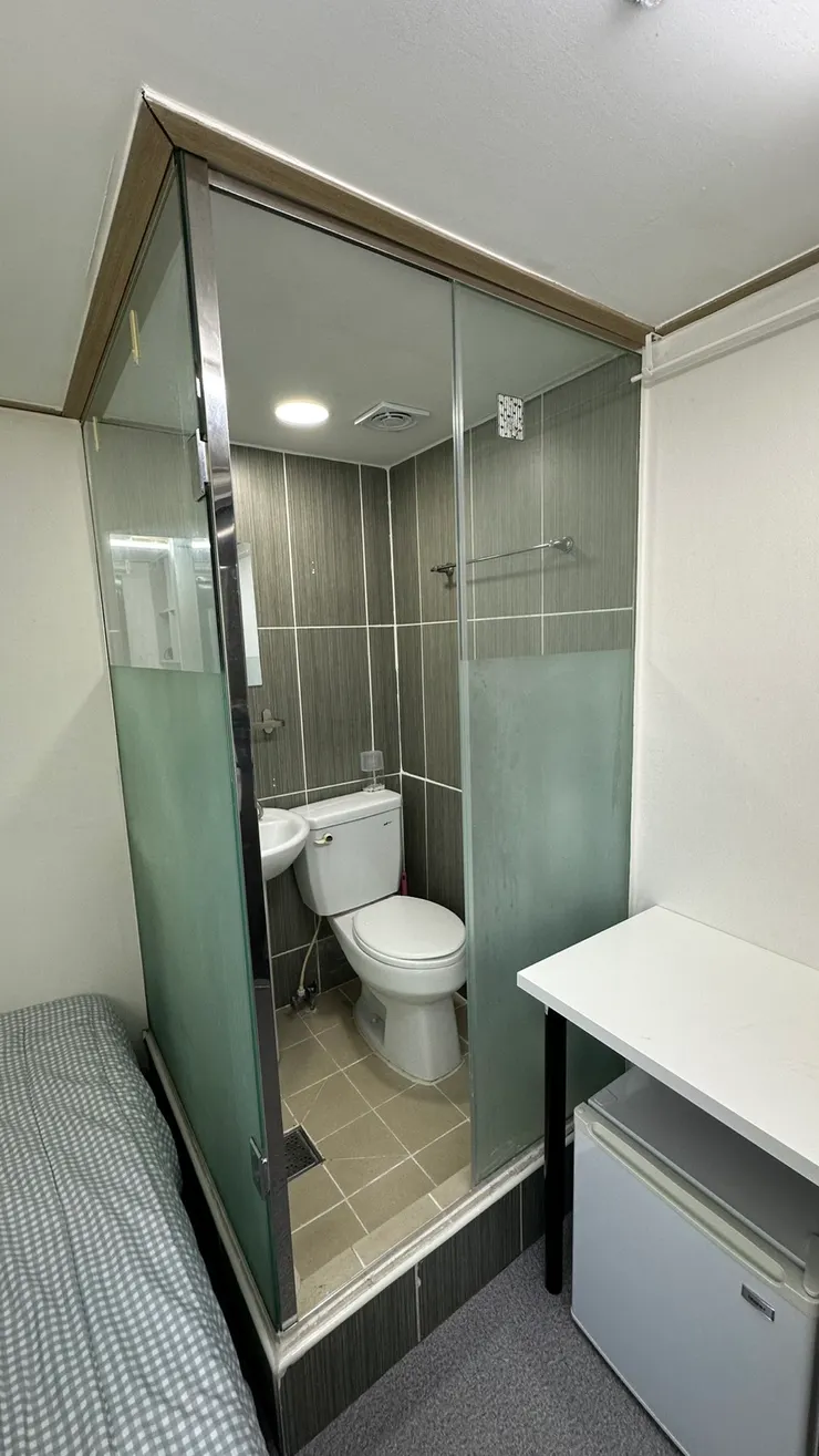 蠻乾淨的廁所兼浴室，熱水在天氣冷的時候還是一樣很穩定