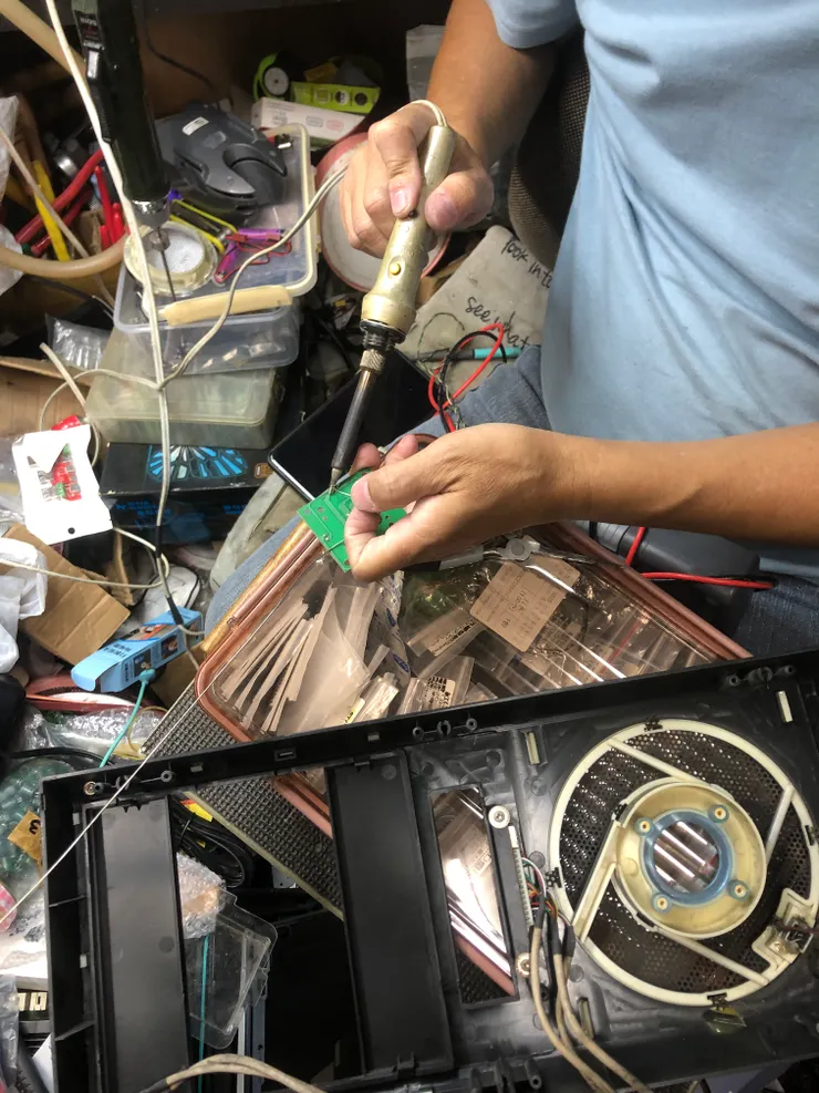 前置面板的控制器短路受損，重新修復換上新的LED燈。