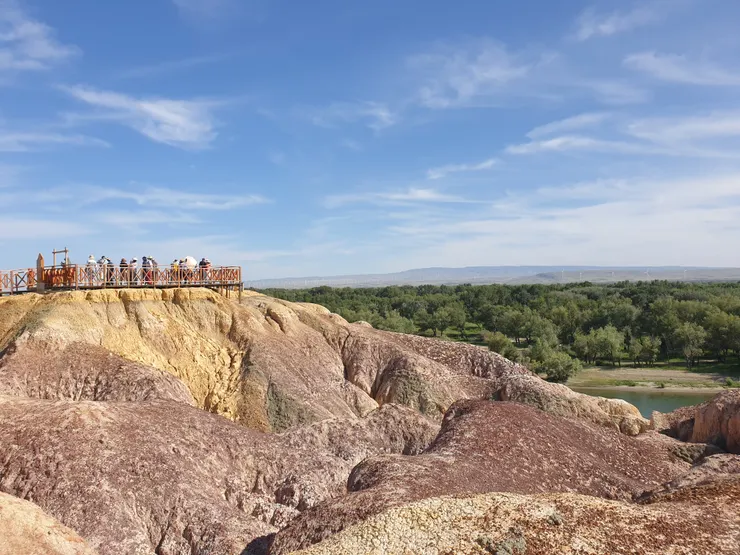 五彩灘由紅、黃、綠、紫、灰等顏色的砂岩、泥岩和砂礫岩構成，好特別的地貌景觀啊！