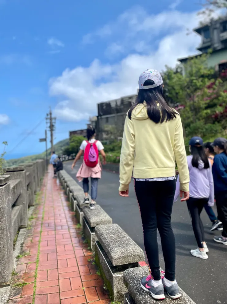 走完石階會接到一般馬路與巷道