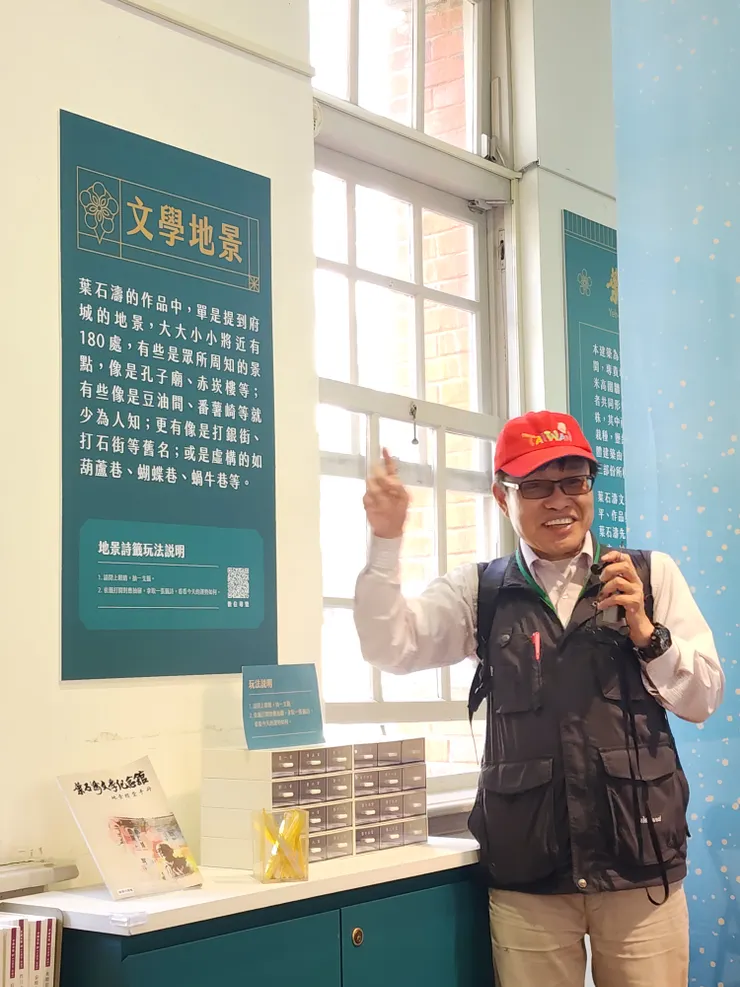 今天的導覽員，不但講解得很詳細，而且行程掌握得很好，適時的調配，讓我們有機會坐坐與進入室內參觀、稍事休息，兩小時走下來不吃力。