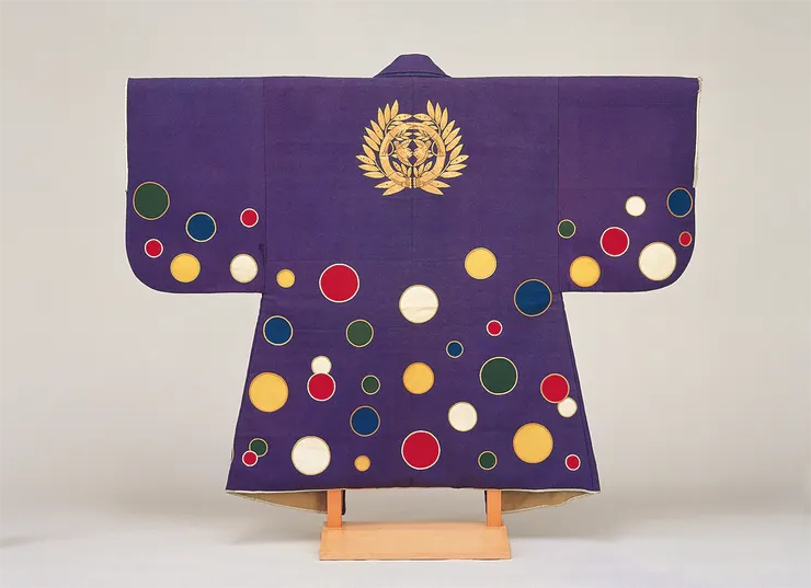 伊達政宗非常喜歡帥氣、華麗的事物，從現今留下的盔甲、服裝等文物都能看出他獨到的時尚品味。此為仙台市博物館所收藏、由伊達政宗所設計的羽織。圖片來源:http://datebunka.jp/tw/cp/2b/