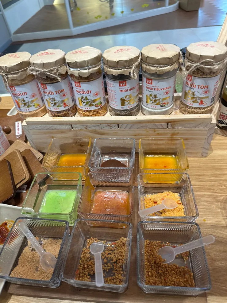 多種加味鹽，我買了辣椒鹽回家配芭樂；其實搭配青芒果或者冰鳳梨也是美味異常還很消暑