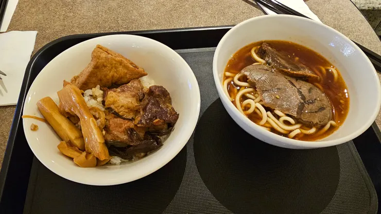 這是桃機T2環亞貴賓室的現煮牛肉麵和爌肉飯!都超級好吃!