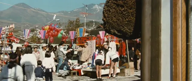 阿寅與夥伴趁著祭典熱鬧擺攤，小偷蹲在攤位前躍躍欲試