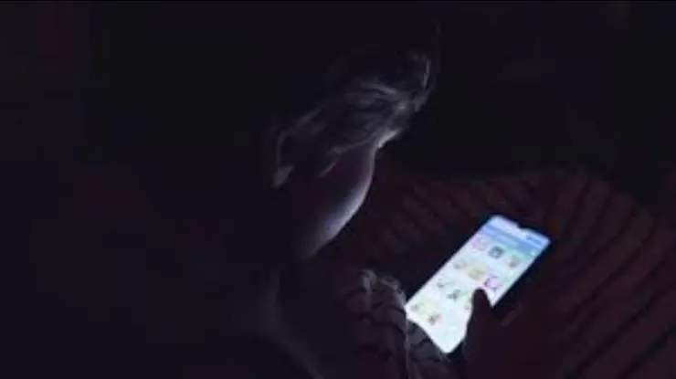 滑動中的日常，時間在指尖流逝。