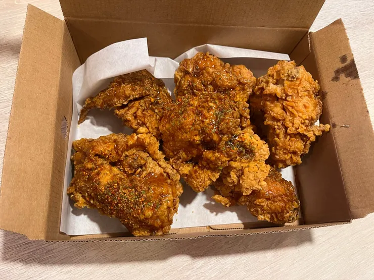 肯德基新口味楓糖蒜脆炸雞，跟老公各分三塊。