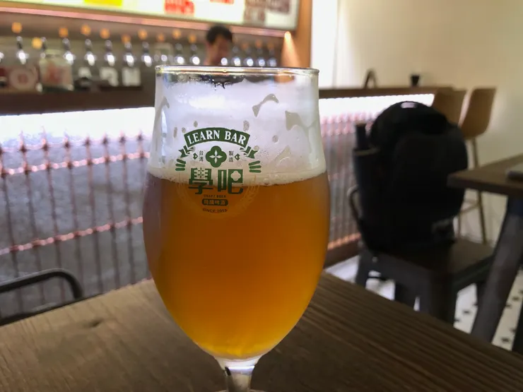 每喝一口，啤酒杯內側就會留下殘存的泡沫