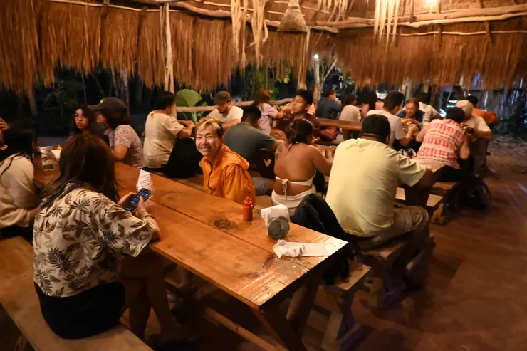 在森林餐廳吃晚餐