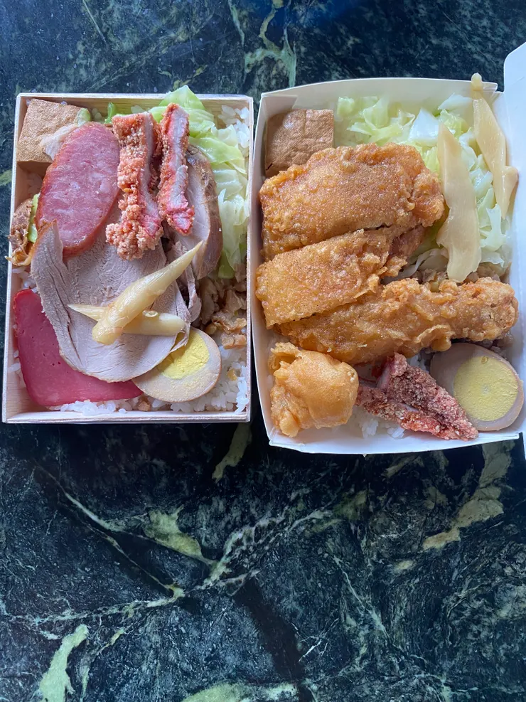 左：招牌，右：雞腿