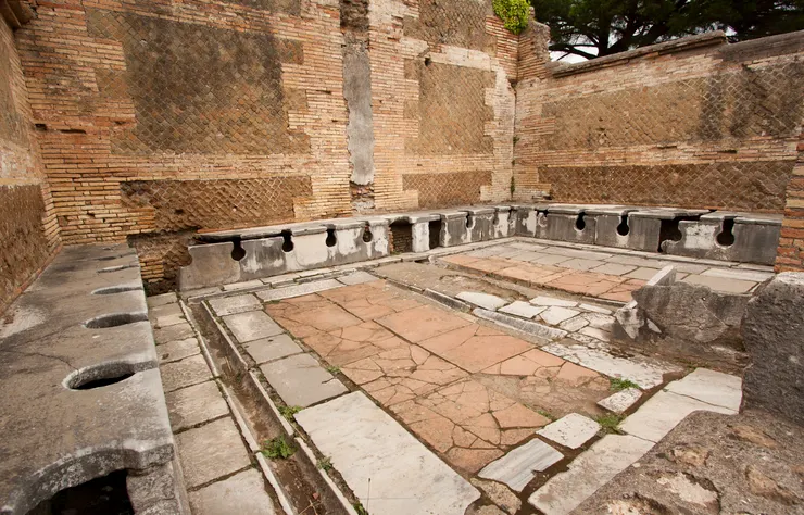 古羅馬的 Ostia Antica 遺址保存了公共廁所、住宅與城市排水設施等痕跡。這些遺跡讓我們看到,廁所從來不是獨立存在的設備,而是城市生活與公共衛生系統的一部分。(今天義大利羅馬西南方)