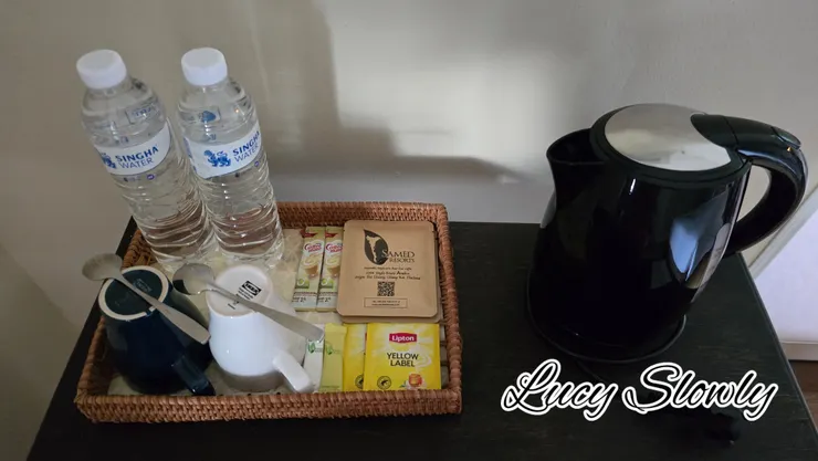 海濱小屋雙人房裡提供的咖啡包和茶包及熱水壺