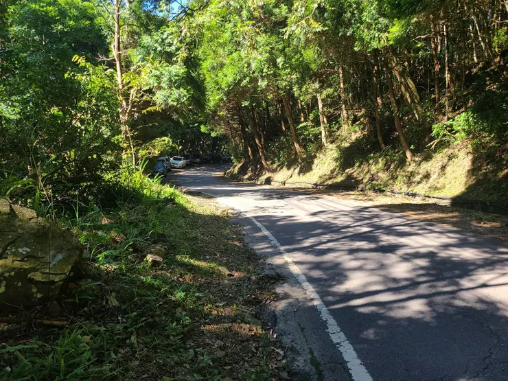 站牌下車後，往回往下走