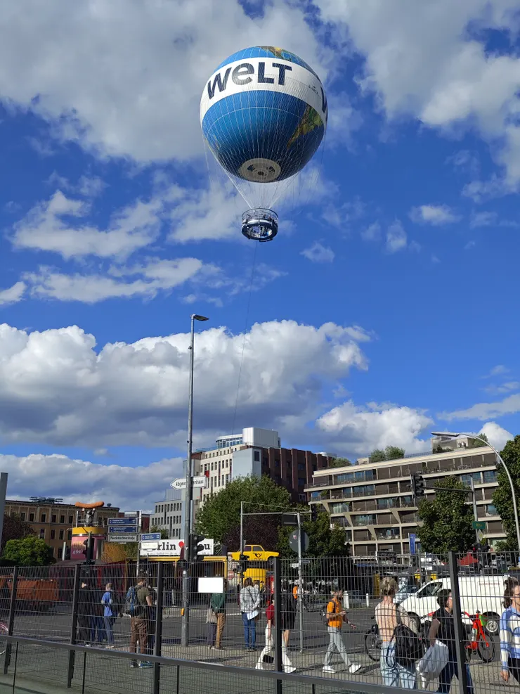 遠遠看到熱氣球