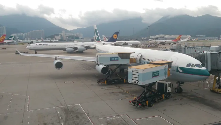 這是國泰航空已經退役的空中巴士A340型客機!後面正巧也是德國漢莎航空的空中巴士A340!