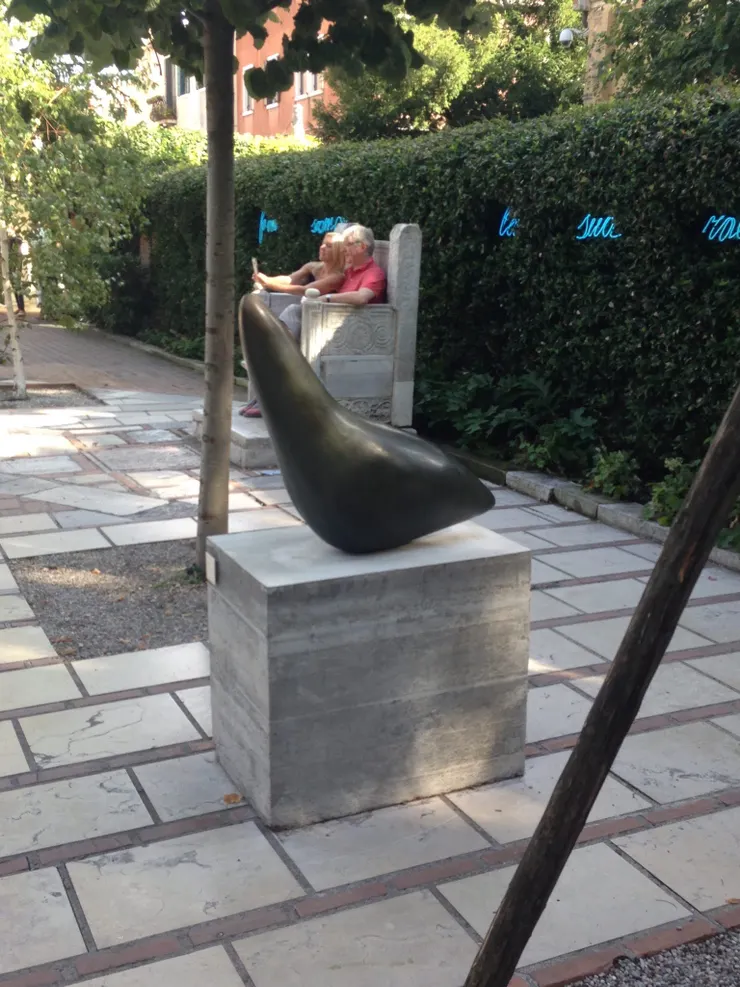 德裔法國雕塑家讓·阿爾普的雕塑作品《Amphora-Fruit》--背後又有遊客坐上石椅拍照