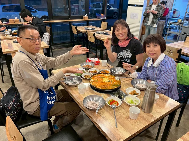 韓國人拿著湯匙一起在鍋裡撈再放進自己嘴巴