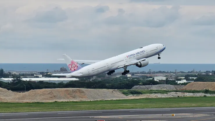 這是華航的波音B777-300ER型客機!