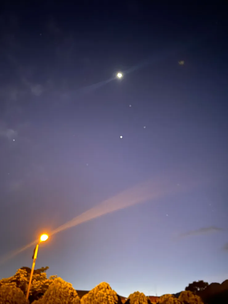 月亮星星仍然高掛