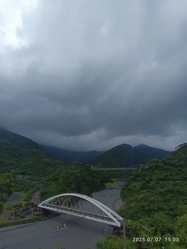 凝愁置石雲靉靆
