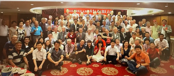 2018年九月十五日化學系系友感謝師恩宴，我和太太坐在椅子前排中。