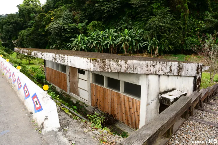 樂水站因為公路配合一旁的橋梁提高，站房反而比路面還低了