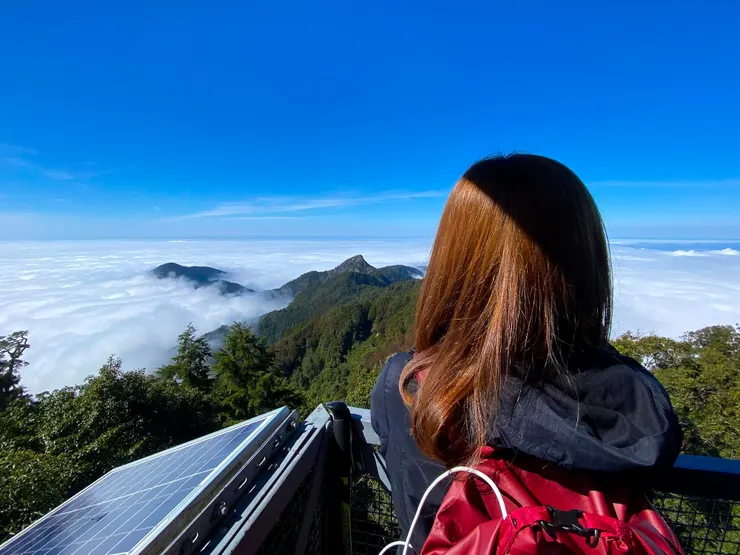 稍來山瞭望台居高臨下，是賞雲海的好地方。