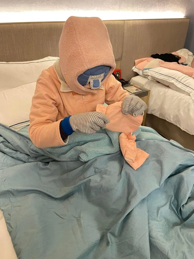 平常也是這樣穿戴,住飯店才被朋友拍下紀錄