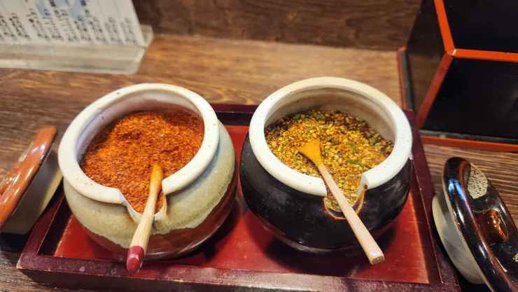 店家自行調配的一味粉與七味粉。