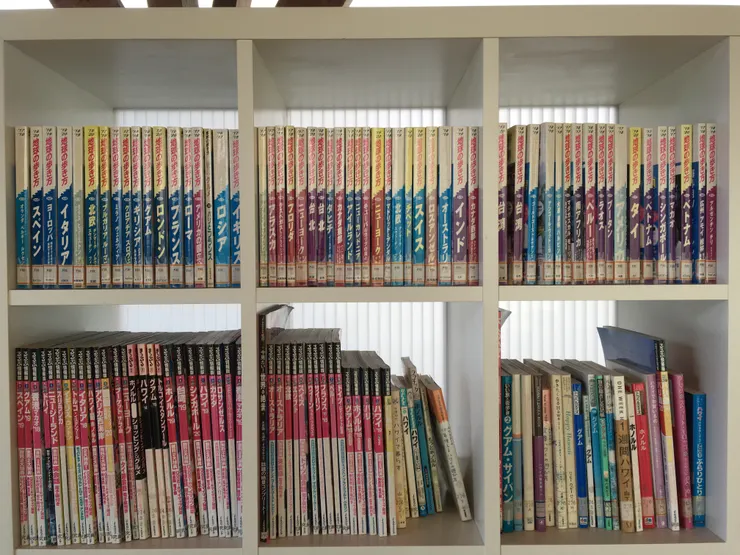 二樓旅行圖書館約有 1500多本與旅行相關的藏書