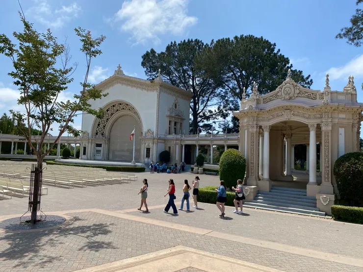 這座廣場的大禮堂內有個管風琴，據說週日會有現場演奏