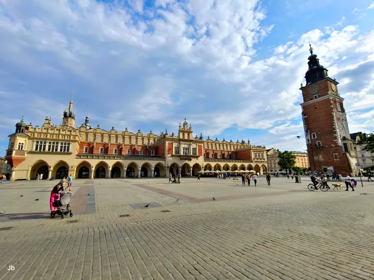 【大廣場豁然開朗迎面是紡織會館  舊市政廳已拆除獨留鐘樓搶視線！克拉科夫Kraków）是波蘭最古老且最重要的城市之一，在1038-1596年是波蘭首都，遷都華沙後，政治地位雖下降，仍為經濟、文化中心，二戰期間雖曾被納粹佔領，但幸運地没像華沙那樣遭到毀滅性的破壞。】