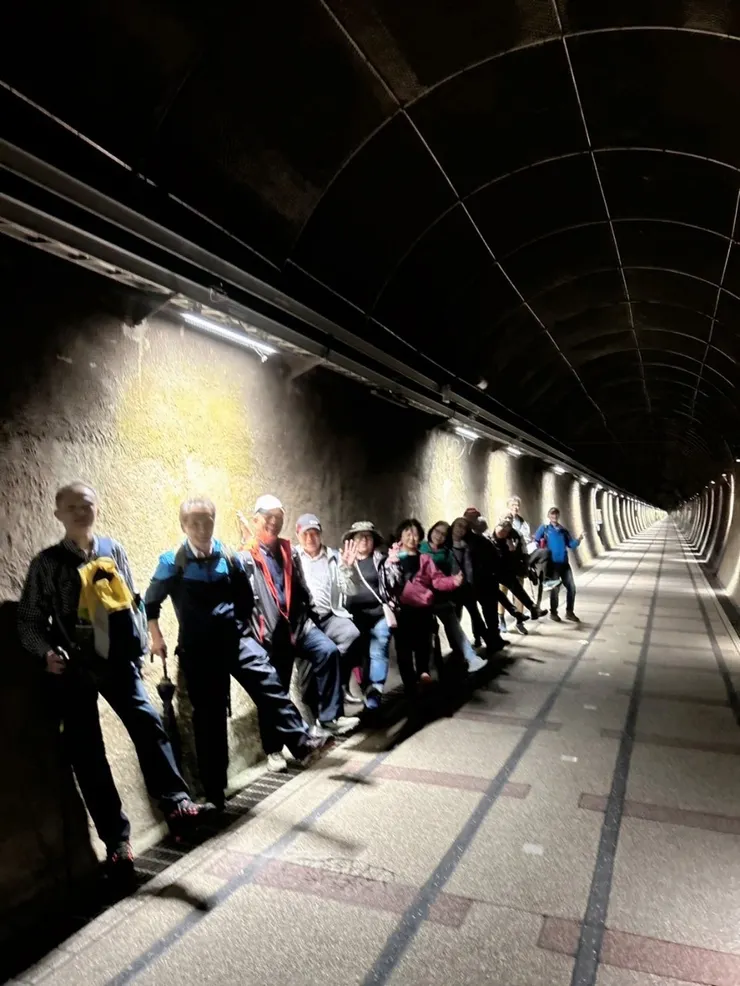 隧道內畫著鐵軌和枕木的圖像，綿延隧道之間