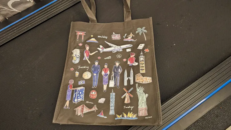 這是華航插畫風黑色提袋!