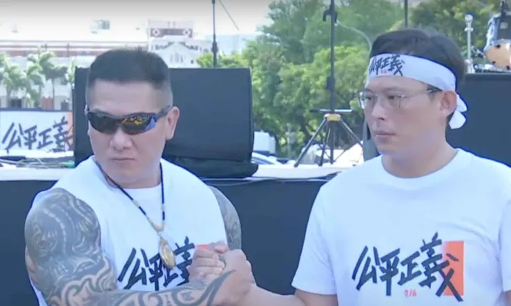 嘴巴說公平正義，實際在利用民主增加聲量