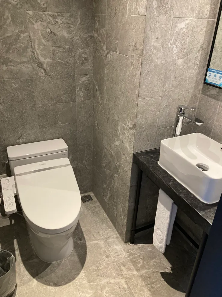 廁所間有免治馬桶