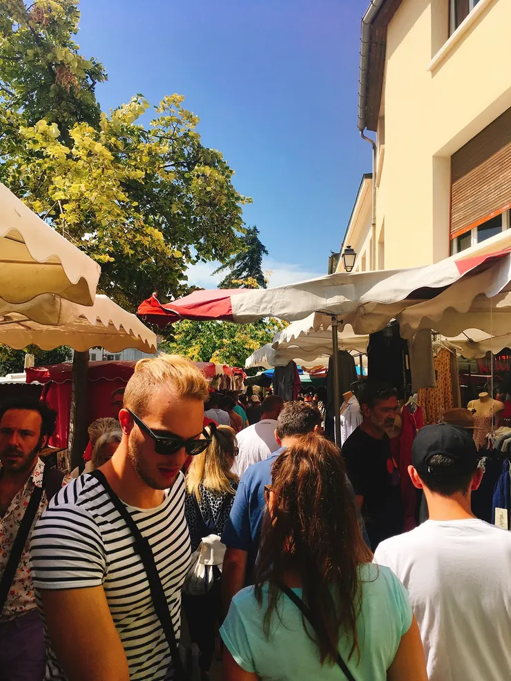 原想用這張照片表達市集有多擠,但忽然發現前方金髮男好像蠻帥