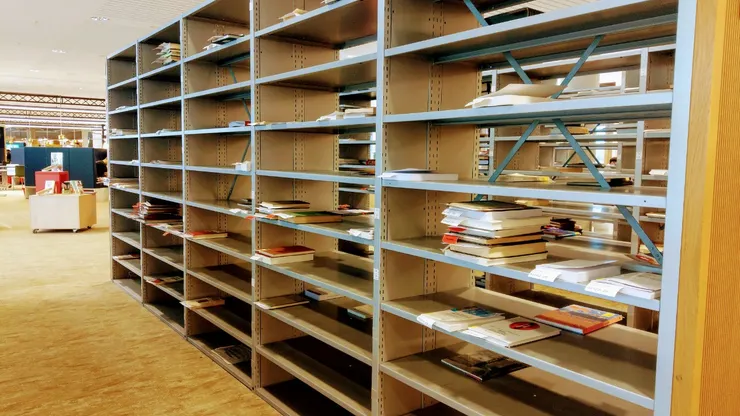 很方便的借書方式，館方先將書找出來分類，只要在期限內到書架上取書即可