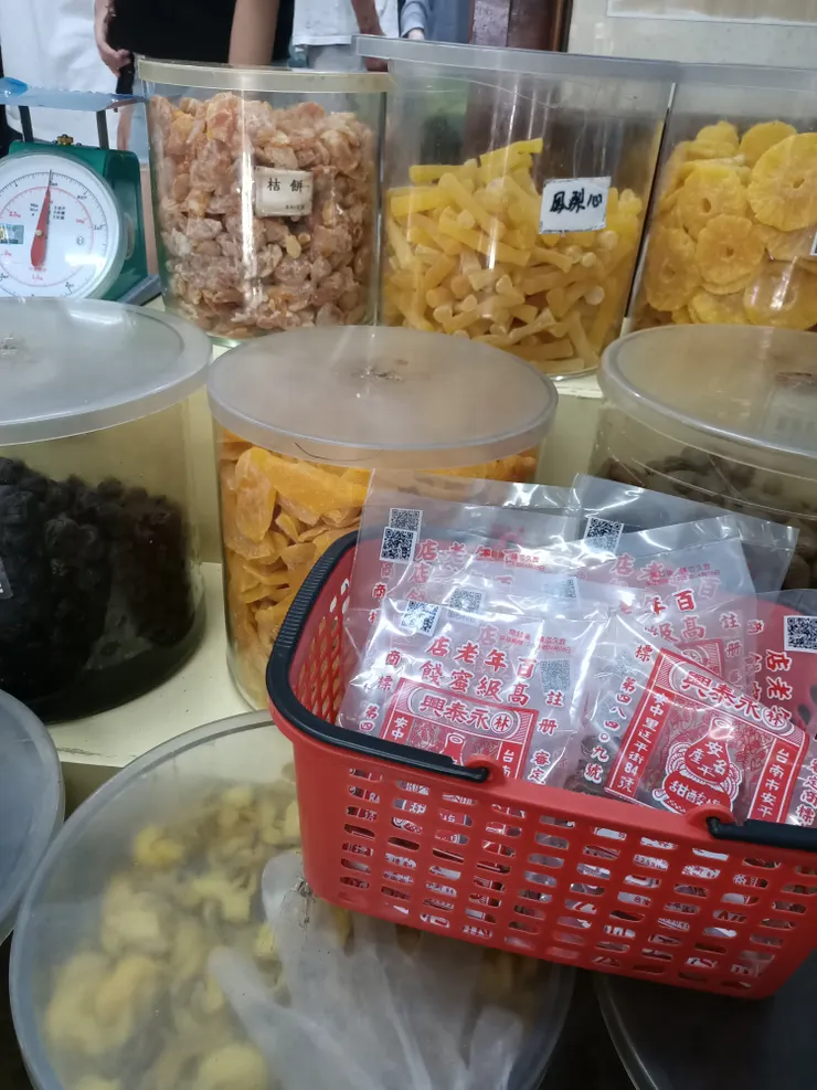 蜜餞種類真的很多，尤其梅子類的，反正我也不知道吃起來差在哪裡，都買來吃。