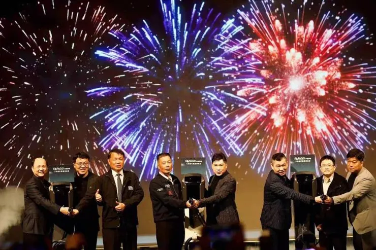 欣欣大眾、鴻海、傑明、起而行、艾普、萬寶、凱基等等公司及銀行，共同見證華訊集團創新充電服務啓動發佈會。圖 / 華訊集團提供