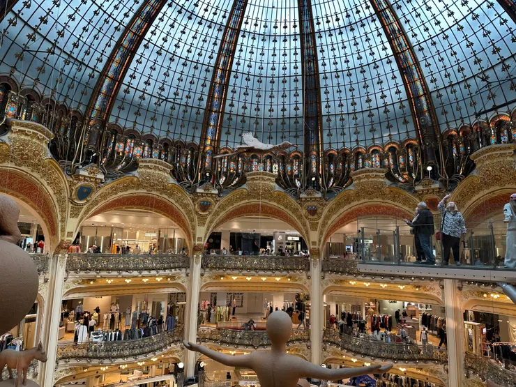 &nbsp;43 公尺彩色玻璃穹頂