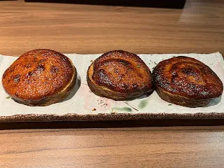 而當月光到提款機準備操作時，忽然想到，不然還是來試試看能不能直接繳費轉帳過去？結果一試的結果，發現居然就順利的轉過去了！很快就完成交卡費的任務，把困擾數天的交卡費問題解決了。為了處理這次事件，運用了多次卡費可以順利繳交的想像練習。