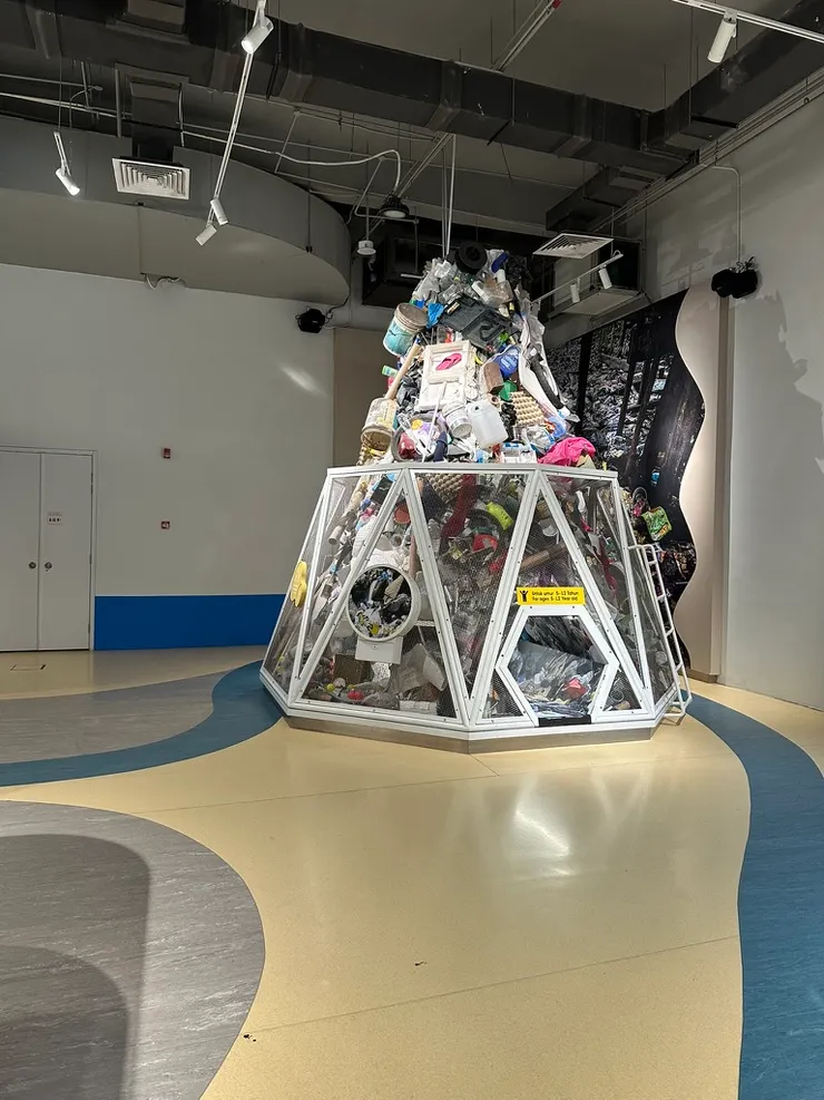 河裡垃圾堆成的裝置