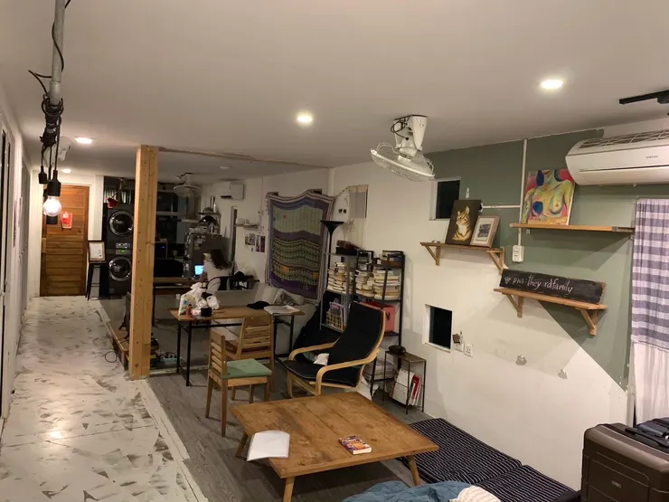 請旅的大廳有著各種桌子，歡迎耍廢社交