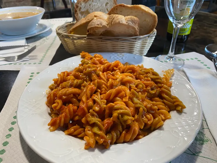 我點的餐點一，義大利螺旋麵（超大盤吃完這個就飽了）