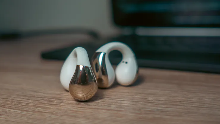 點綴金色的耳環？