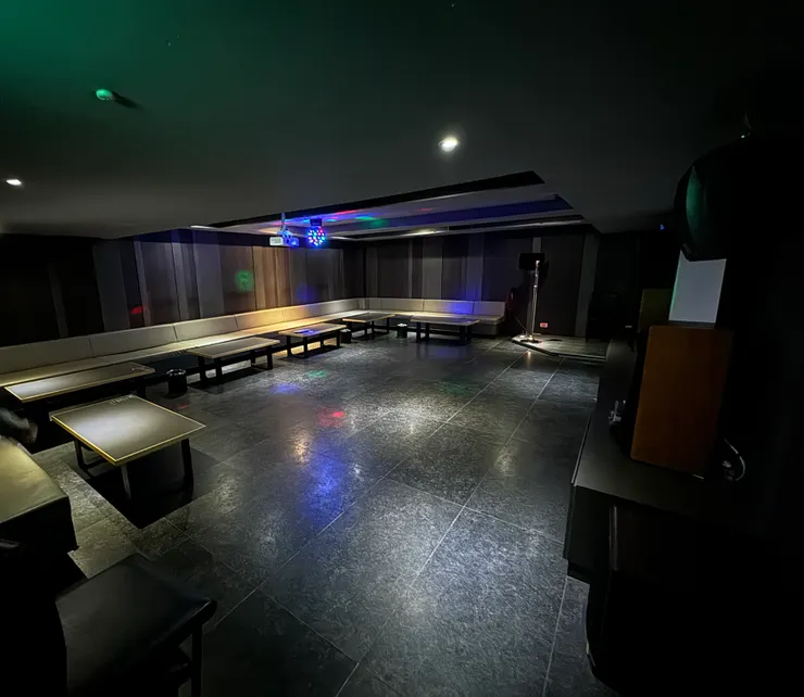 沒想到大包廂還有中央舞池區